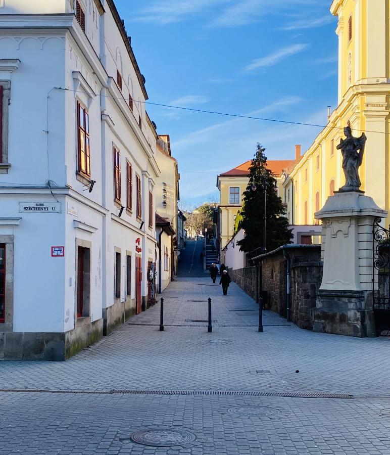 Uránia Apartmanház Eger Kültér fotó
